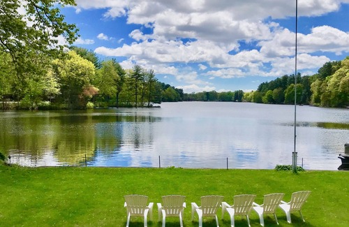 Trumbull House | Peaceful Pinewood Retreat 1 hour from NYC, close to Yale, SHU, & FU!