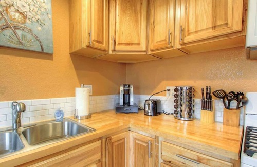 Healdsburg House | Peaceful place for traveling nurses!