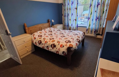 London Borough of Bromley Cabin | Peaceful place to stay with nice on site Restaurants