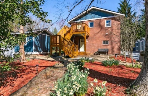 Fletcher Apartment | Peaceful Private Lane, Minutes to Airport, Modern & Cozy