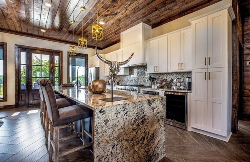 Broken Bow Cabin | Peaceful Private Stay Open-Concept Modern Lodge Sleeps 20 Guests