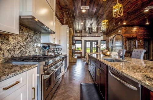 Broken Bow Cabin | Peaceful Private Stay Open-Concept Modern Lodge Sleeps 20 Guests