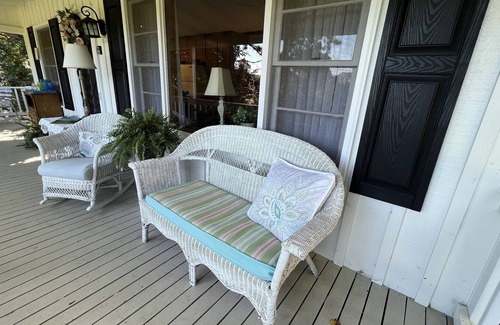 Franklin Cottage | Peaceful Putter, Golf Course Cottage,view of the 2nd hole+fire pit,Wifi,sleeps 4