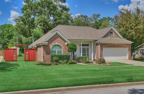Conroe House | Peaceful, quiet, friendly, seconds from dining, shopping, schools, and commute.