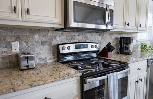 Valdosta House | Peaceful Retreat on Newbury with Pool, Soaking Tub, King Bed