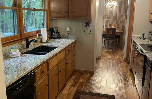 Walnut Mountain Cabin | Peaceful Retreat Steps From Ellijay! Hot Tub, Fire Pit, Room for 6, Back Porch