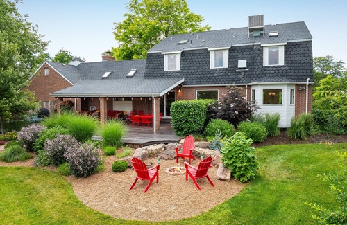 Boulder House | Peaceful Retreat with Outdoor Oasis — 10-min to Downtown