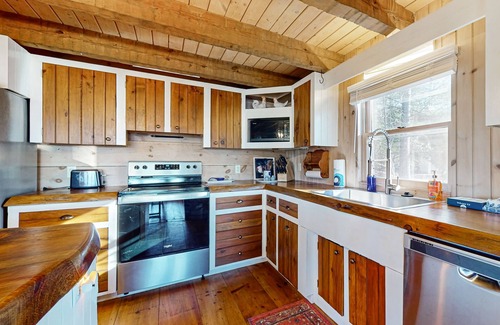 Dillard House | Peaceful retreat with stunning mountain views and modern amenities