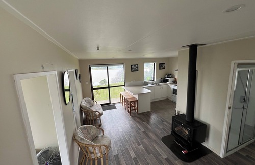Te Kopuru House | Peaceful riverfront cottage in tiny northland town