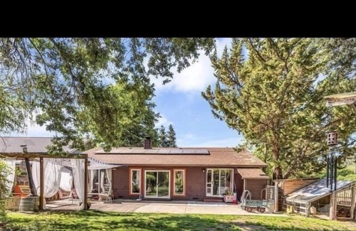 Kelseyville House | Peaceful setting on Kelsey creek ideal for artistic families.