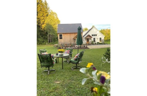 Shaftsbury House | Peaceful Stay at Birds of a Feather Farm & Span