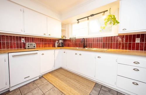 Woodfibre House | Peaceful/stylish 4 bdrm, 2 bath. Hot tub and massage chair, 35 min to Whistler.