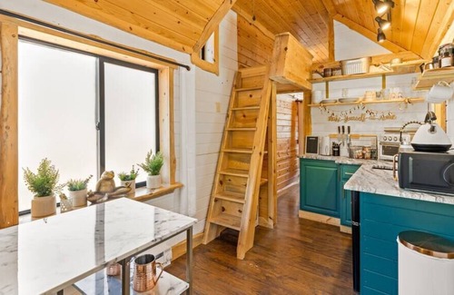 Macon House | Peaceful Tiny home on 4 acres, hot tub, & fire pit