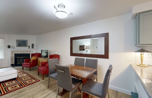 Southeast Boise House | Peaceful townhouse, fast WiFi & partial mountain views - walk to shops