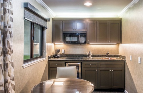 Barron Park House | Peaceful Unit with Outdoor Pool, Free Breakfast & Free Parking