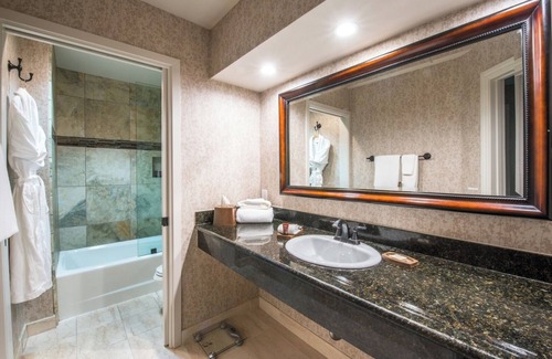 Barron Park House | Peaceful Unit with Outdoor Pool, Free Breakfast & Free Parking