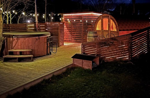 Borrby Villa | Peaceful Villa with Beach Access, Jacuzzi, Sauna, Outdoor Kitchen & Conservatory