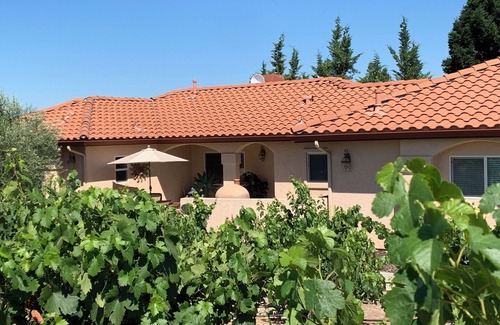 Paso Robles House | Peaceful Vineyard Escape, 2 Master Suites, Stunning Views & Authentic Pizza Oven