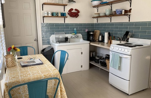 Portsmouth House | Peaceful Waterfront Cottage with all of RI fun!