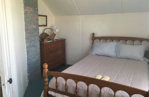 Portsmouth House | Peaceful Waterfront Cottage with all of RI fun!