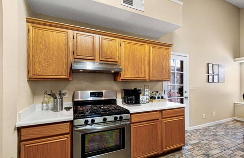 El Paso House | Peaceful West: 4BR Dusk Haven