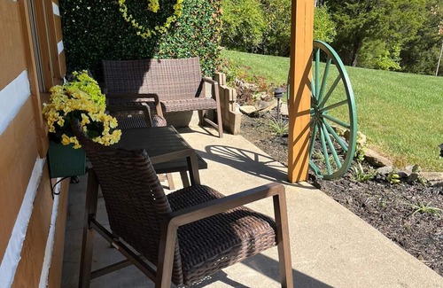 Sayler Park Cabin | Peacefully loving retreat!nCabin in charming Lawrenceburg.n