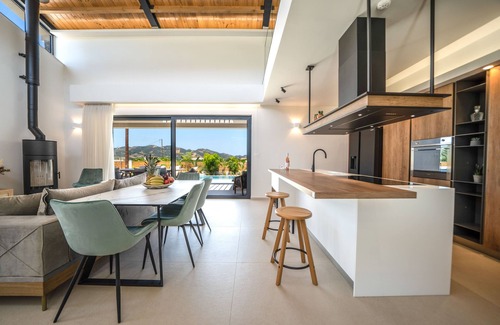 Alikianos Villa | Peacful Villa Olyra, private pool & jacuzzi,BBQ