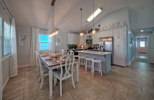 Safe Harbor House | Peachy Palm by AvantStay | Huge Private Pool!