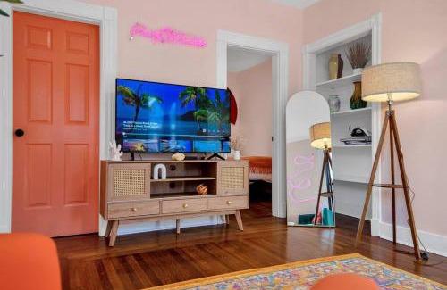 East Rock Apartment | Peachy Paradise in East Rock Near DT/Yale