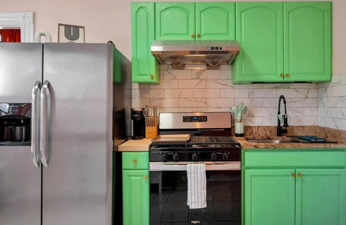 East Rock Apartment | Peachy Paradise in East Rock Near DT/Yale