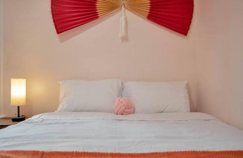East Rock Apartment | Peachy Paradise in East Rock Near DT/Yale