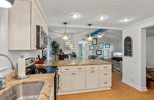 Hardwick Cottage | Peachy Pines - Serene Lakefront Cottage w/Dock