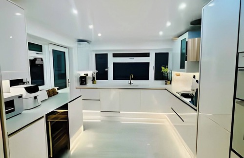 Cray Valley West House | Peacock Apartment (3-bedroom Luxury) in Greater London.with an upright Piano!