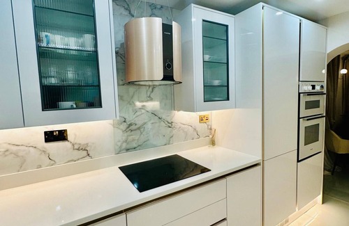 Cray Valley West House | Peacock Apartment (3-bedroom Luxury) in Greater London.with an upright Piano!