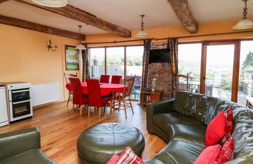Talybont-on-Usk Cottage | PEACOCK COTTAGE, pet friendly, with hot tub in Tal-Y-Bont-On-Usk