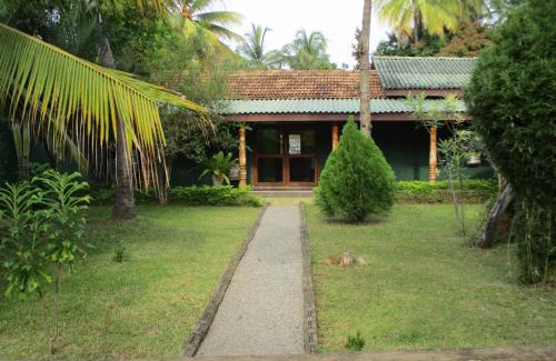 Habarana Bed & Breakfast | Peacock Lake Villa