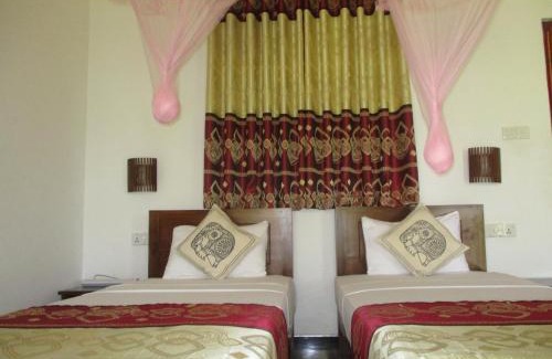 Habarana Bed & Breakfast | Peacock Lake Villa