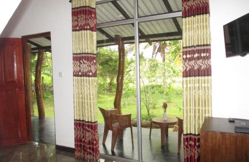 Habarana Bed & Breakfast | Peacock Lake Villa