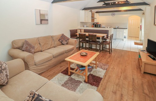 Louth Cottage | PEARDROP COTTAGE, pet friendly, with a garden in Saltfleetby