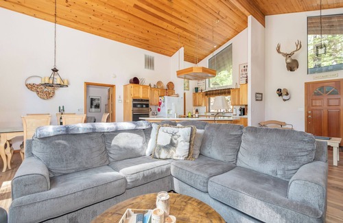 Arnold Cabin | PEBBLE BEACH CLUB - ACCESS TO SNOWFLAKE LODGE AND COUNTRY CLUB