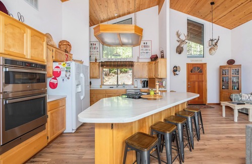 Arnold Cabin | PEBBLE BEACH CLUB - ACCESS TO SNOWFLAKE LODGE AND COUNTRY CLUB