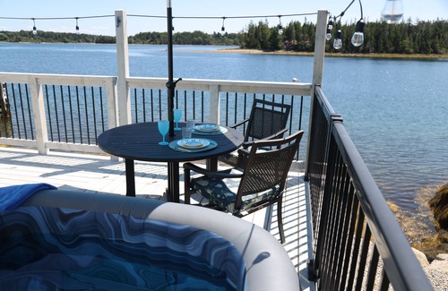 Mahone Bay House | Pebble Oceanside RV Retreat – Waterfront Hot Tub & Deck