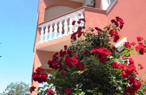 Bogovici Apartment | Pebbly Beach in the Heart of Malinska!