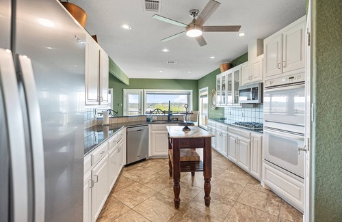Point Venture House | Peckham Point 5 Bd Lake View Retreat w Heated Pool