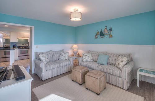 Southold Apartment | Peconic Bay Beach House + 5 bedrooms + spacious +