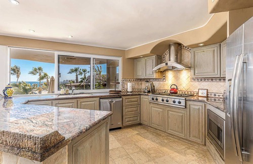 Pedregal House | Pedregal Luxury 4BR Villa | Steps to Beach | Heated Pool & Jacuzzi | Ocean Views