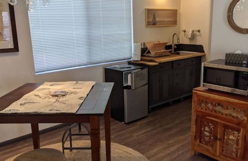 Morro Bay Apartment | PEEK BAY/OCEAN VIEWS! WALK TO ALL!-500 sq.ft. King bed, full bath, Dog Friendly!