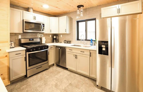 Donner Lake Woods Cabin | Peek of Donner Lake | Walk to West End Pub!