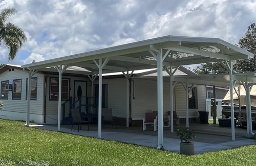 Okeechobee House | Pelican Cove Fishing / Vacation Rental with Private Boat Dock