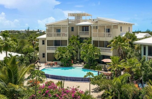 Grace Bay House | Pelican's Nest #2 · 3 Bed Villa